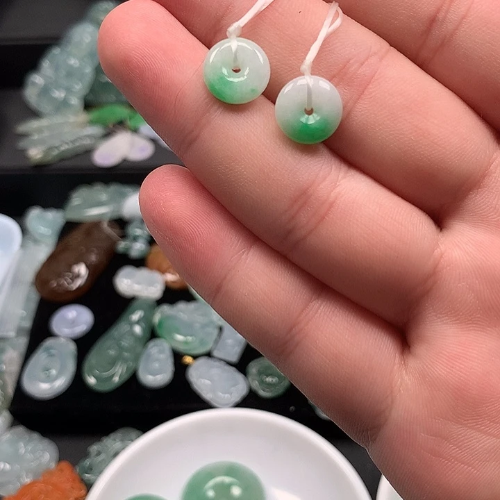 翡翠未镶嵌颈饰翡翠首饰