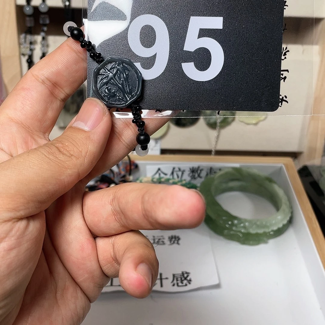 蛇纹石玉颈饰合金