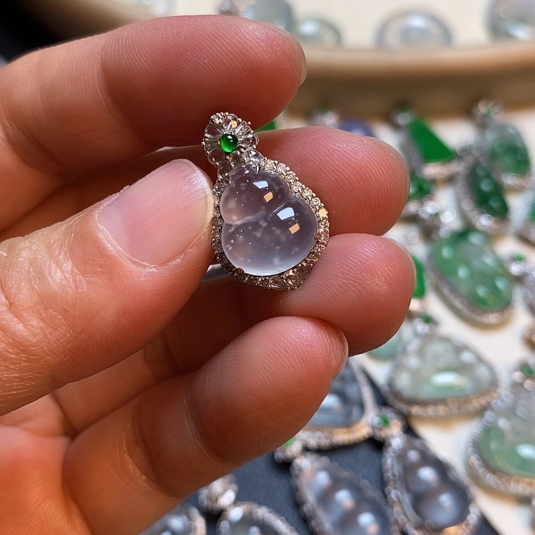 翡翠18K金镶嵌颈饰葫芦