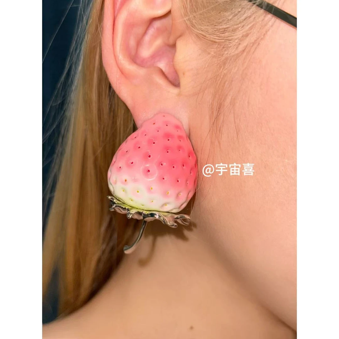 铜合金亚克力耳饰  I1-818【立体草莓尖尖耳钉（单只售卖）】