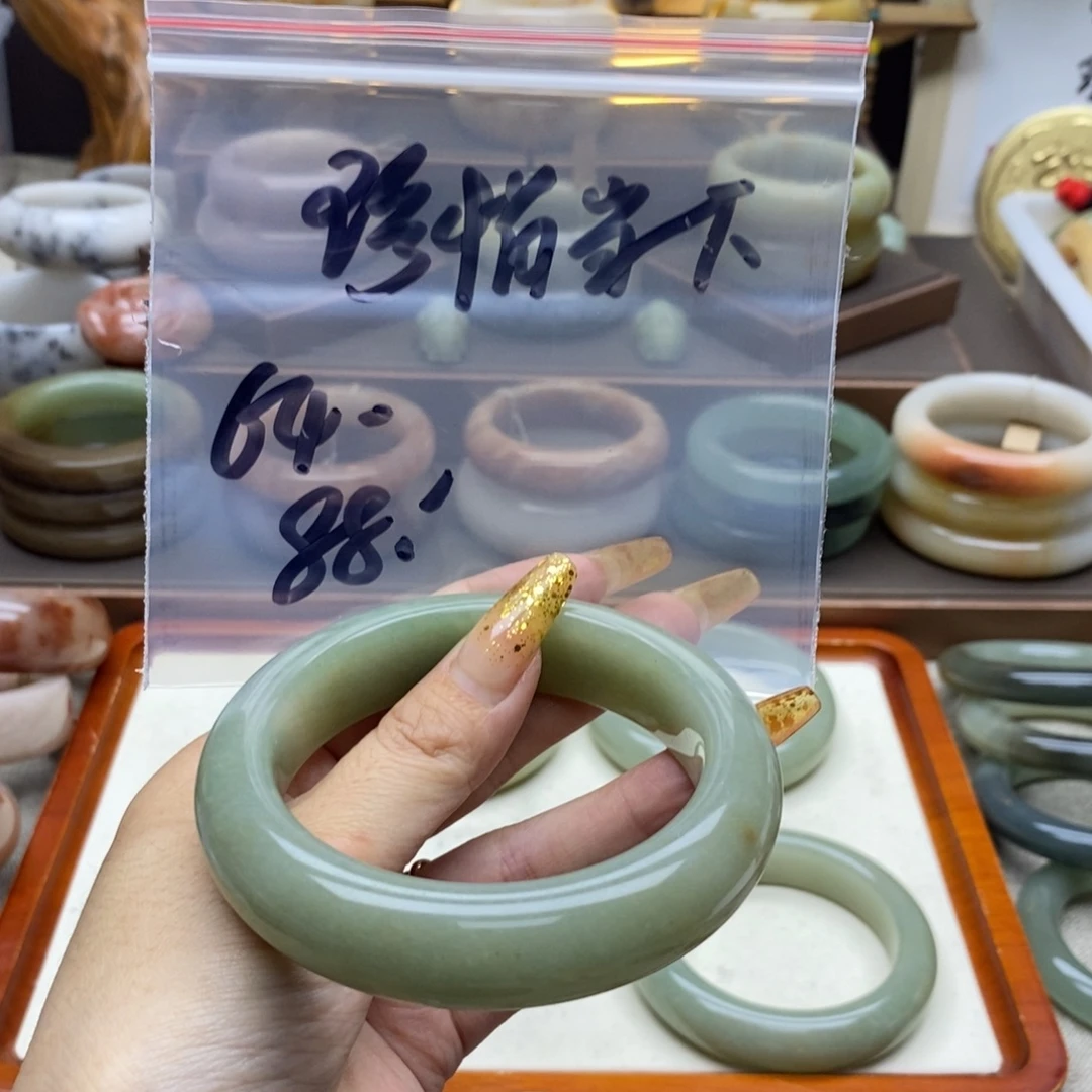 珍***下石英岩玉合金手镯
