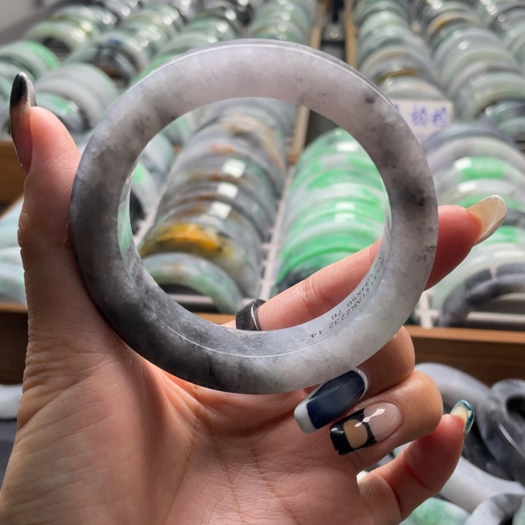 定制翡翠未镶嵌翡翠手镯