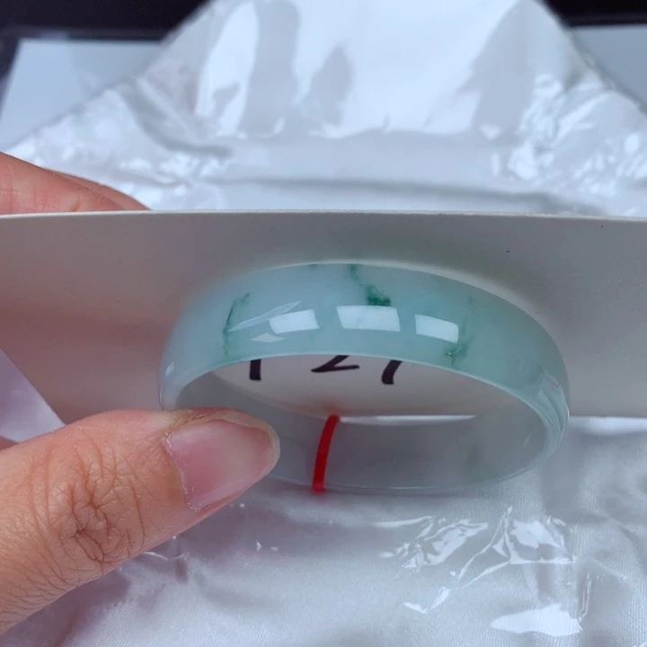 翡翠手镯未镶嵌翡翠