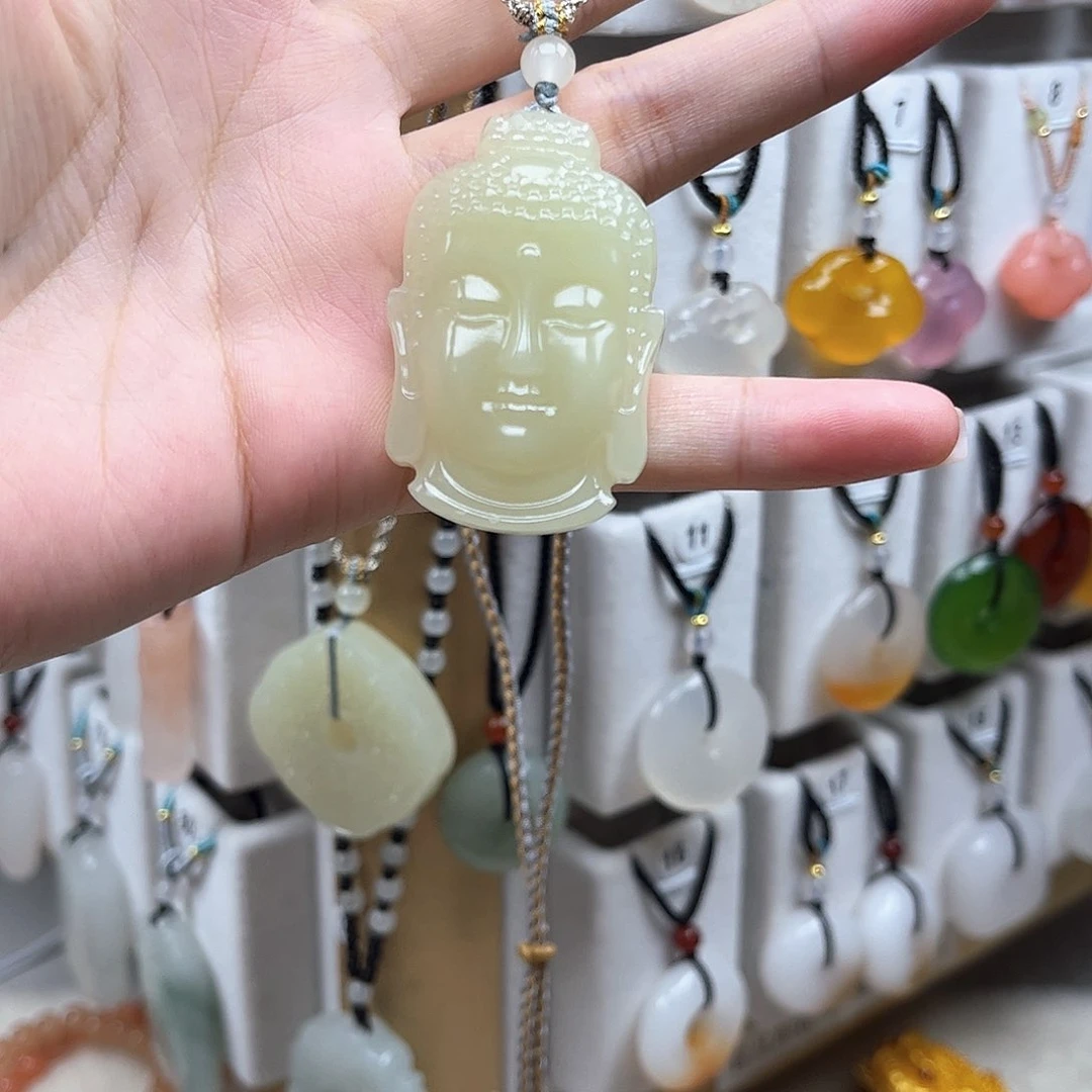 颈饰未镶嵌石英质玉