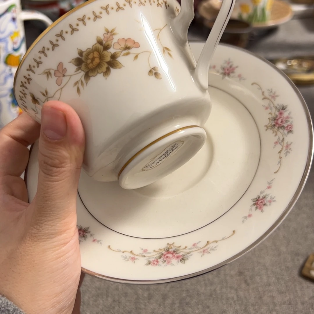 不是一套陶瓷器皿就