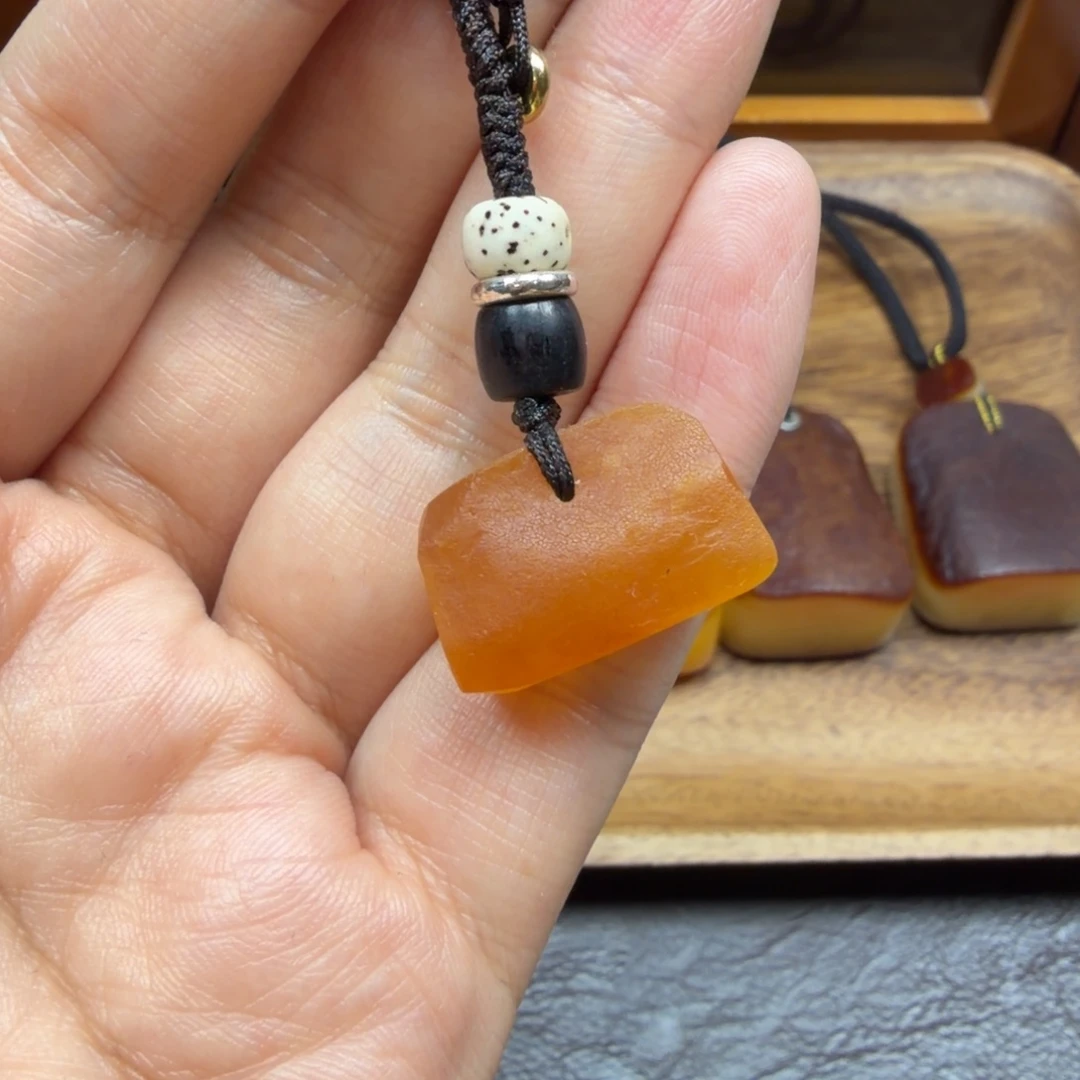 琥珀未镶嵌吊坠(赠链)