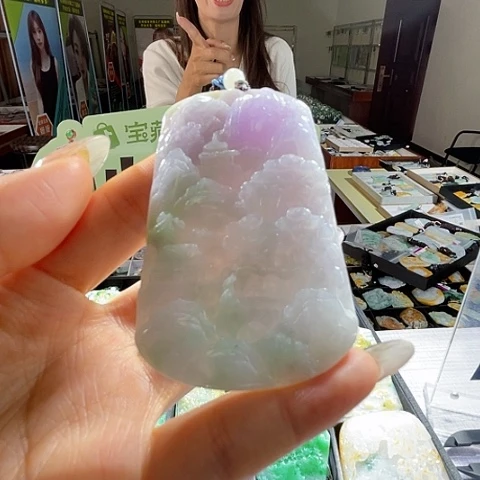 翡翠未镶嵌颈饰一个