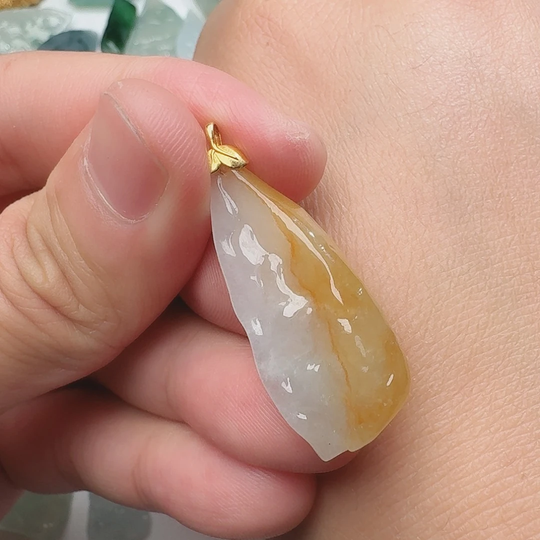 翡翠颈饰18K金镶嵌天然缅甸翡翠A货随形吊坠