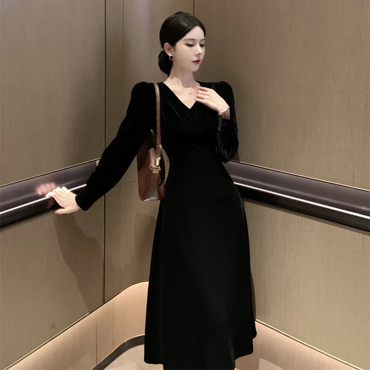 裙子秋冬款法式赫本风收腰显瘦高级感内搭v领长裙黑色丝绒连衣裙
