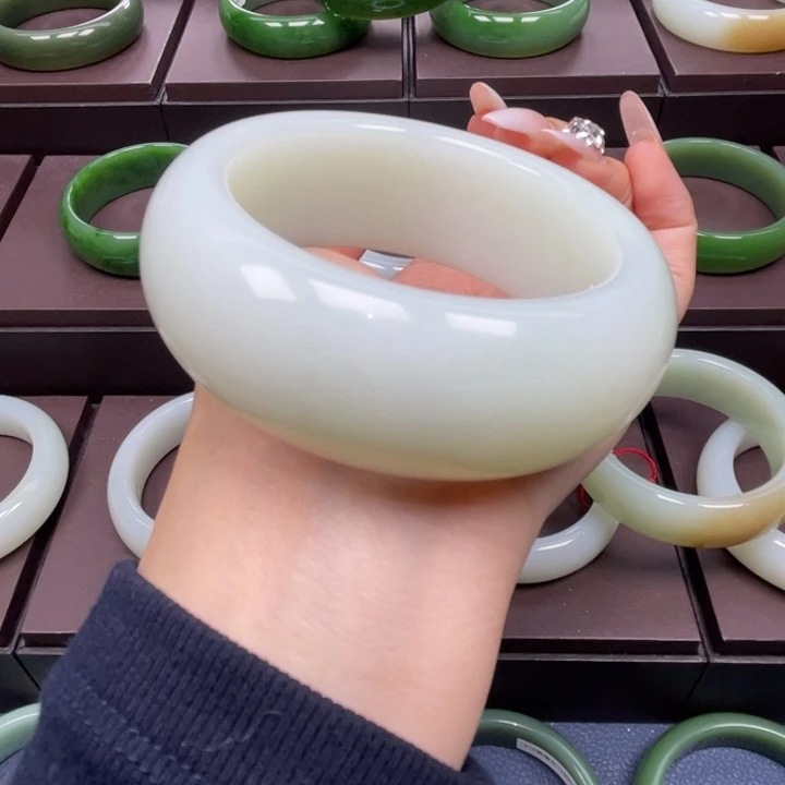 和田玉未镶嵌手镯