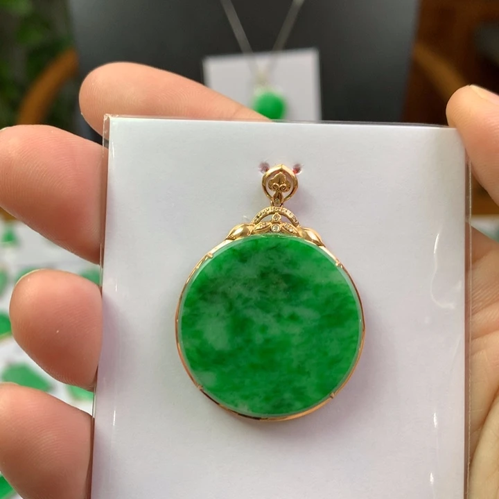 翡翠18K金镶嵌颈饰翡翠吊坠