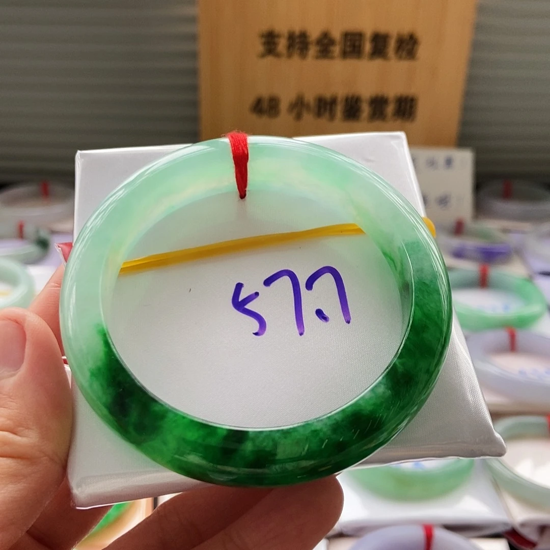 翡翠手镯未镶嵌?**?手镯