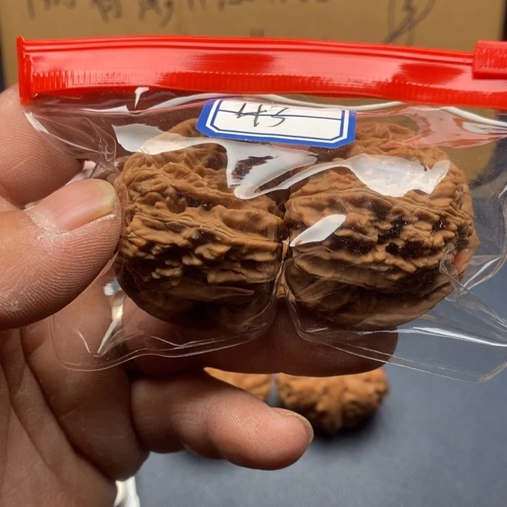 尊***尊文玩核桃吊坠文玩核桃三角楼，