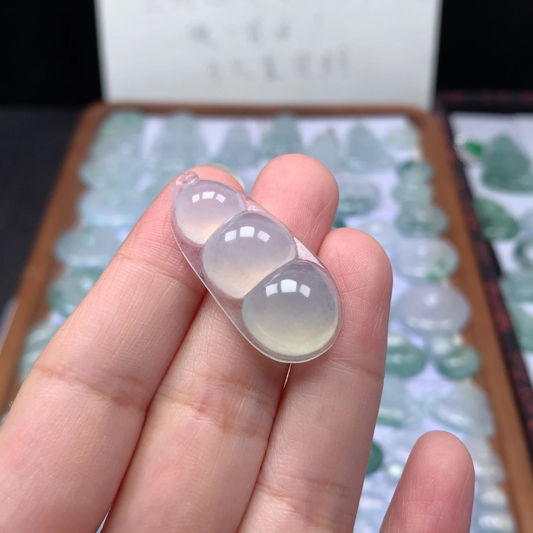 颈饰未镶嵌翡翠冰种大福豆