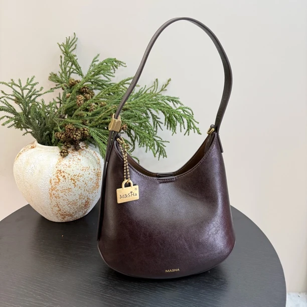 新款小众设计简约百搭大容量腋下水桶通勤女包单肩斜挎包