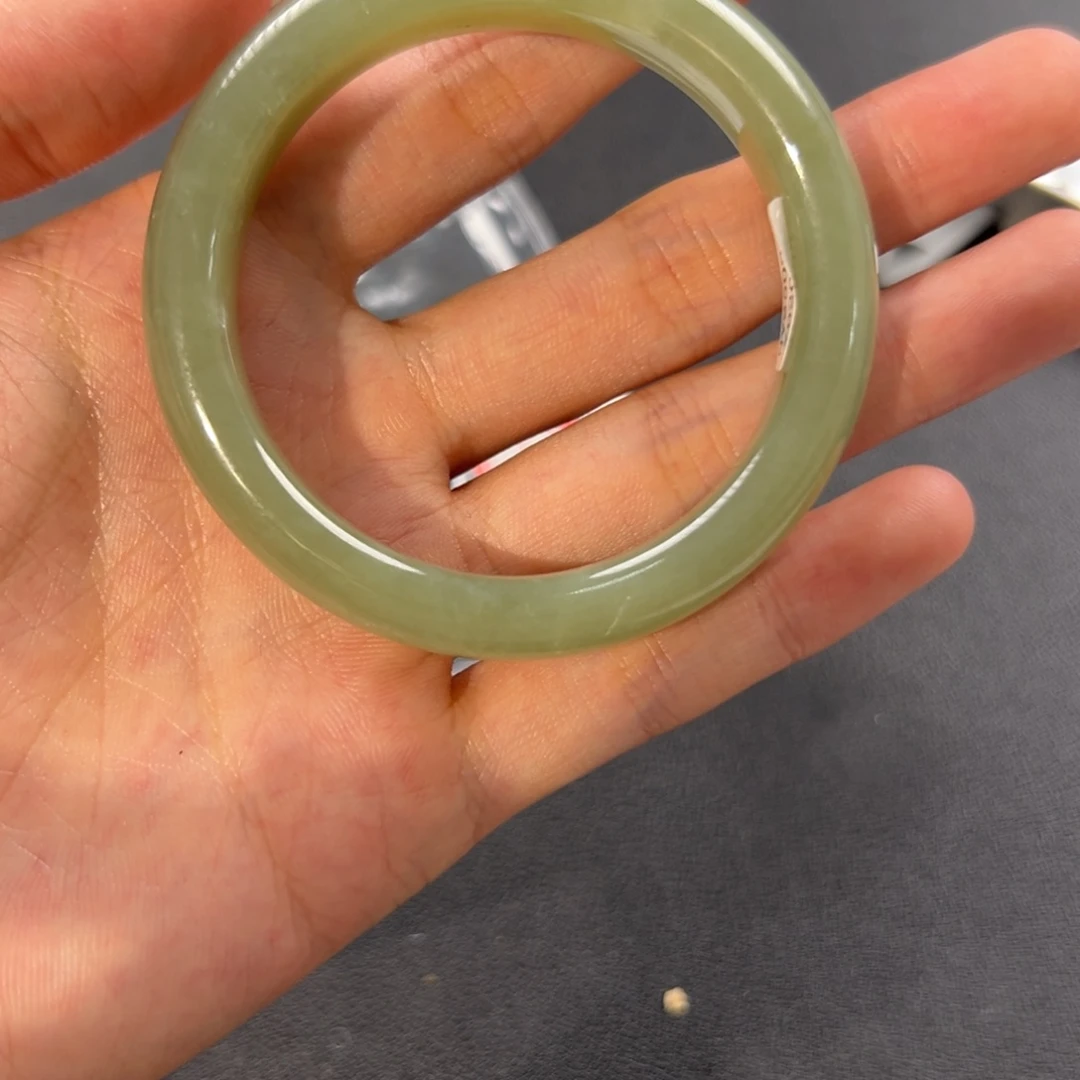 未镶嵌手镯和田玉52.8圈围334瑕