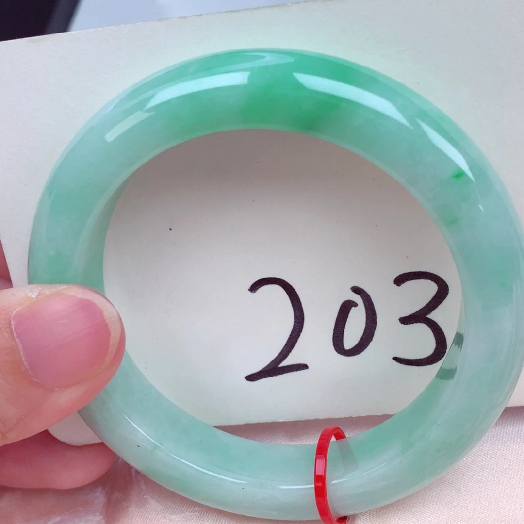 翡翠手镯未镶嵌翡翠