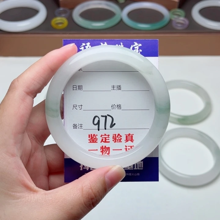 长***逸未镶嵌手镯石英质玉