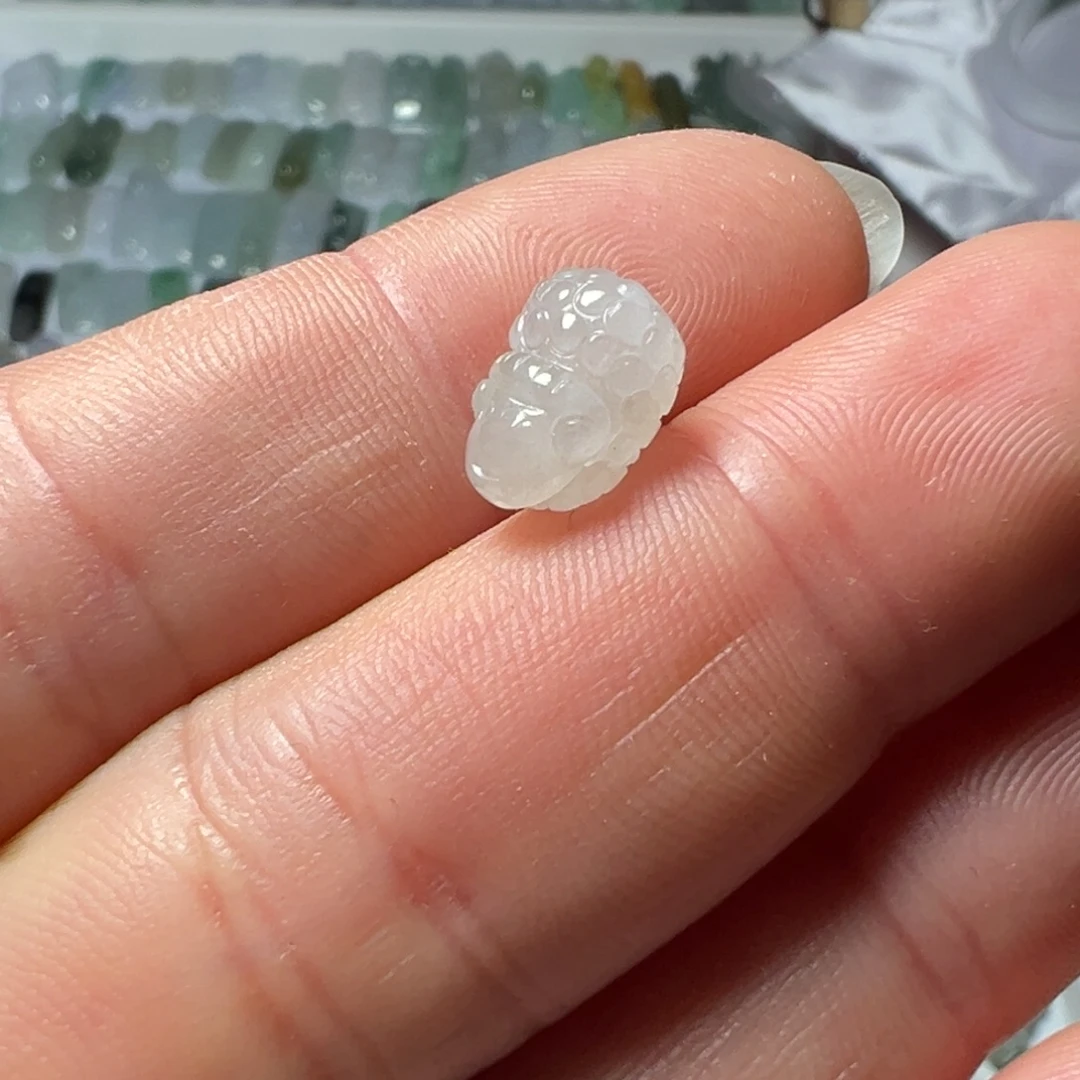 云***秋翡翠未镶嵌颈饰通孔羊一个