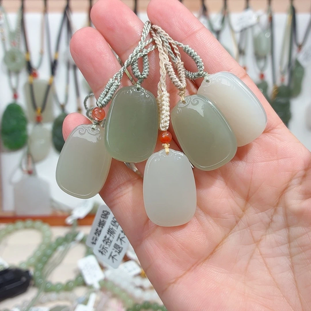 和田玉未镶嵌颈饰冰底小无事牌多样性发货拍一发一