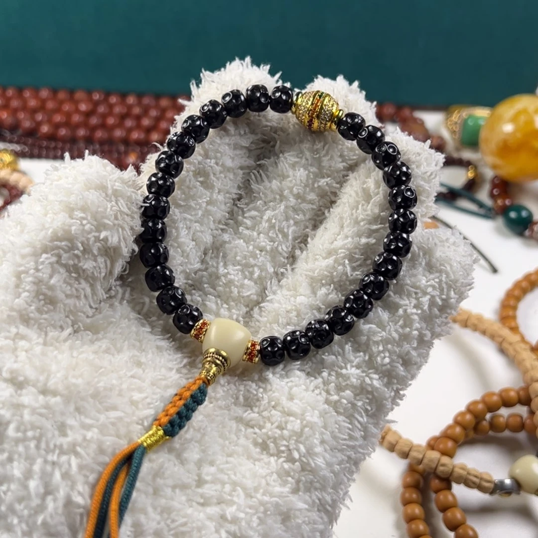 吊坠椰蒂。。。。。。。。。。。。。。