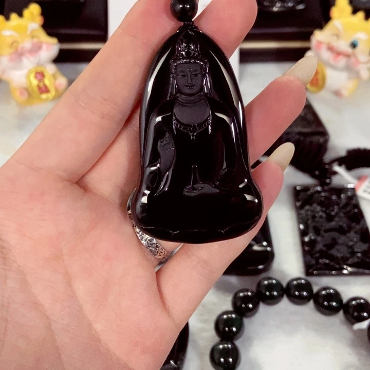 在***一翡翠未镶嵌颈饰翡翠