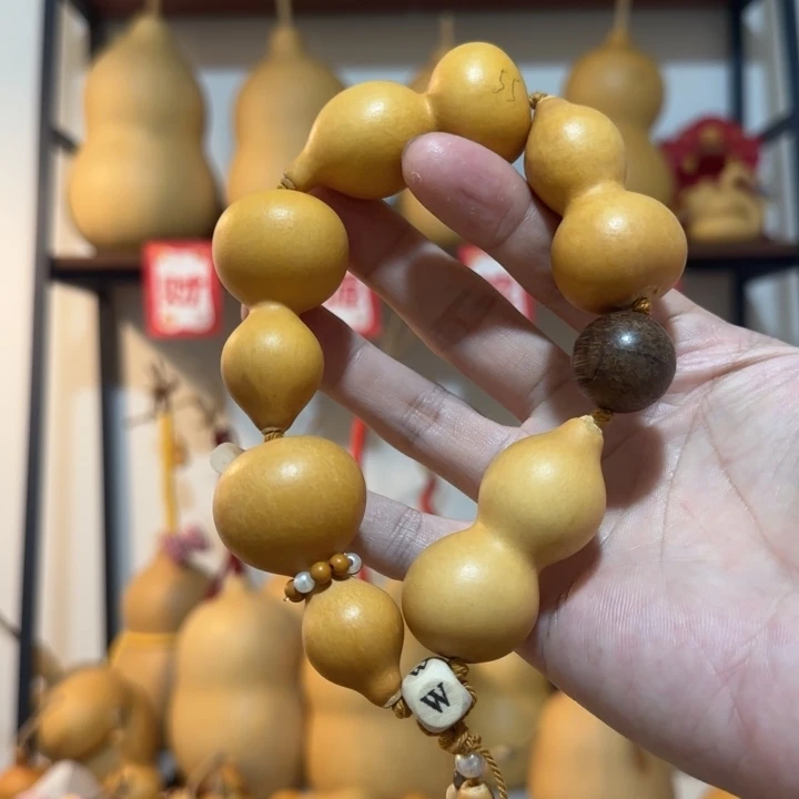 手持八宝葫芦葫芦
