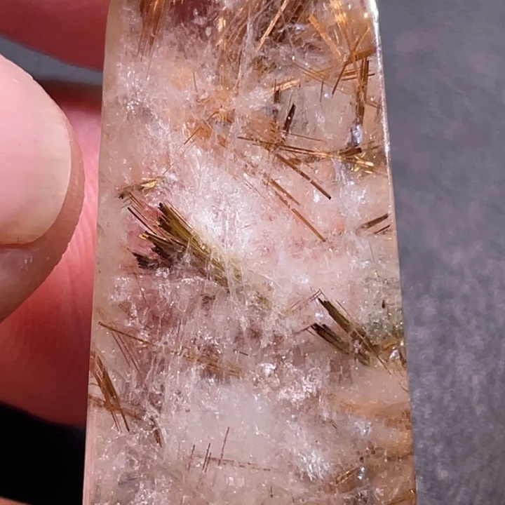 L***P颈饰未镶嵌发晶钛晶