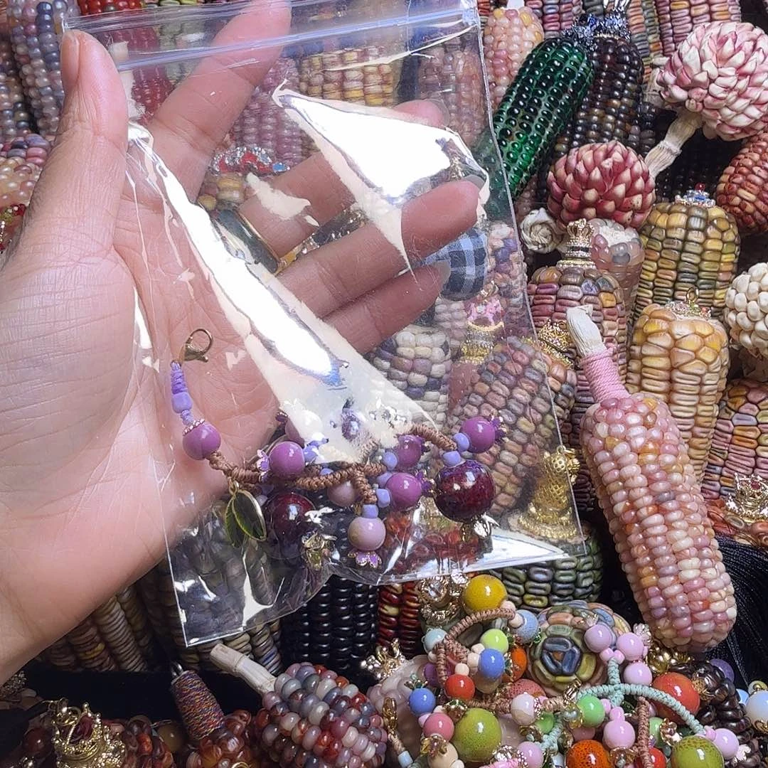 妮***·亚克力合金石榴石挂绳
