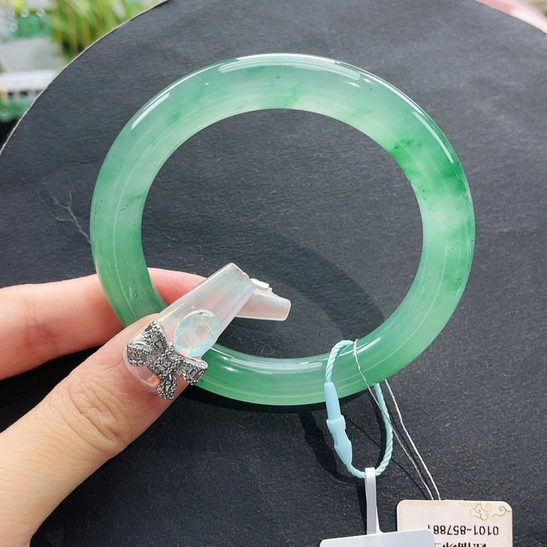 昭***昭石英质玉手镯未镶嵌58.2