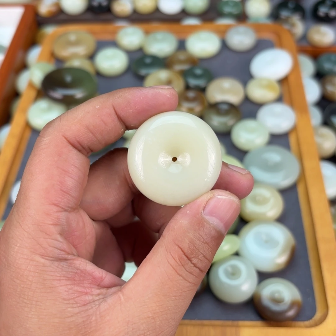 乐***肥颈饰未镶嵌和田玉