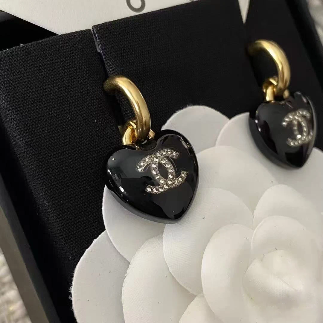 准新品  CHANAL/香奈 儿 黑色亚克力爱心耳钩款耳环