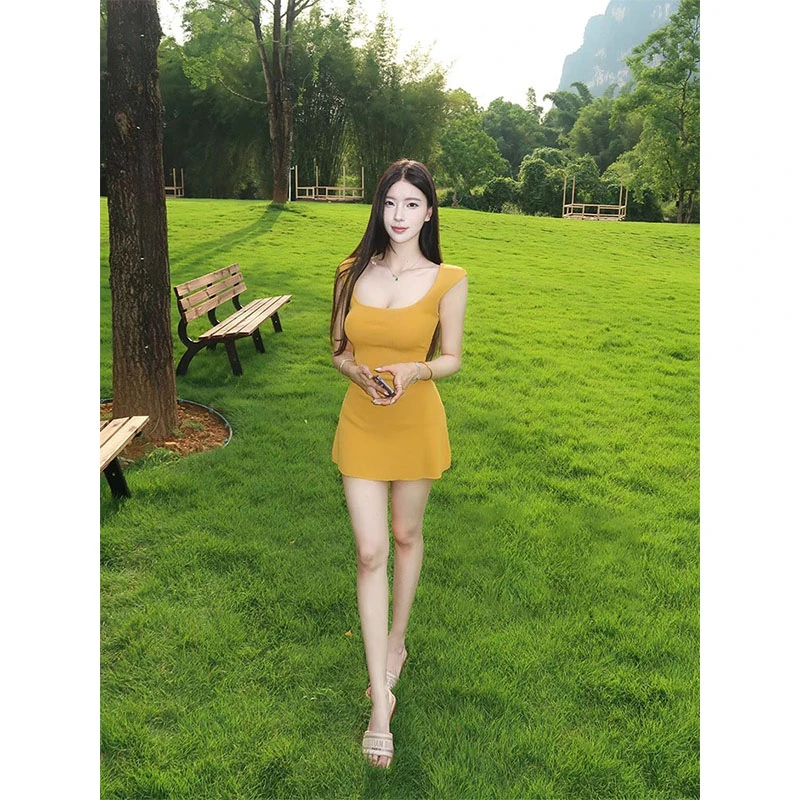 2025夏季休闲姜黄纯欲风气质U领包袖修身显瘦美式甜辣掐腰连衣裙