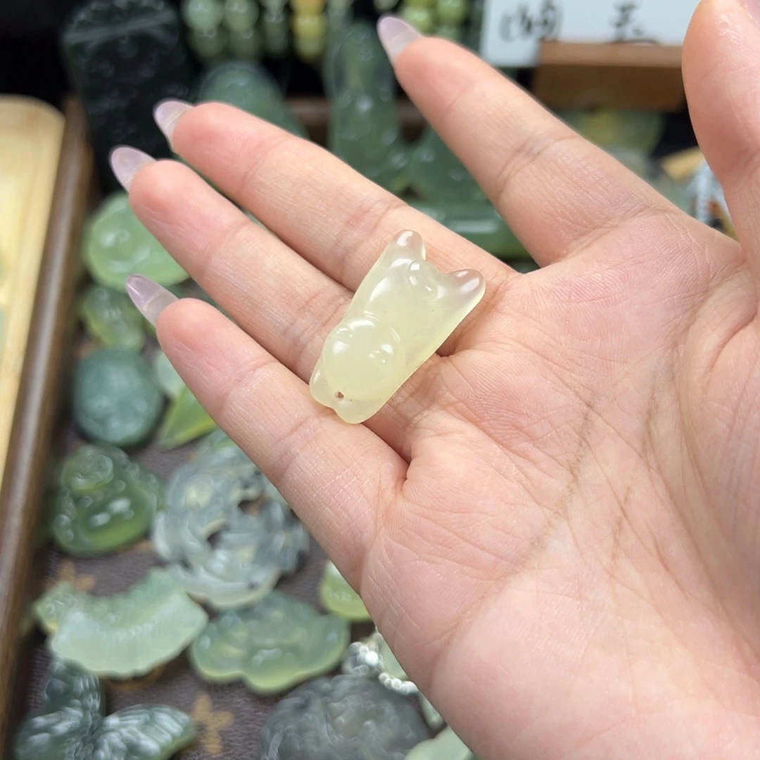 蛇纹石玉未镶嵌颈饰爬爬猫