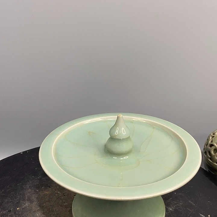 龙泉窑香插造型独特