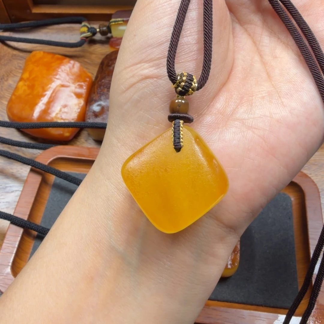 琥珀未镶嵌吊坠(赠链)