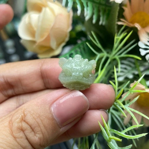 天然和田玉俄料粉青舞狮头醒狮头挂坠颈饰