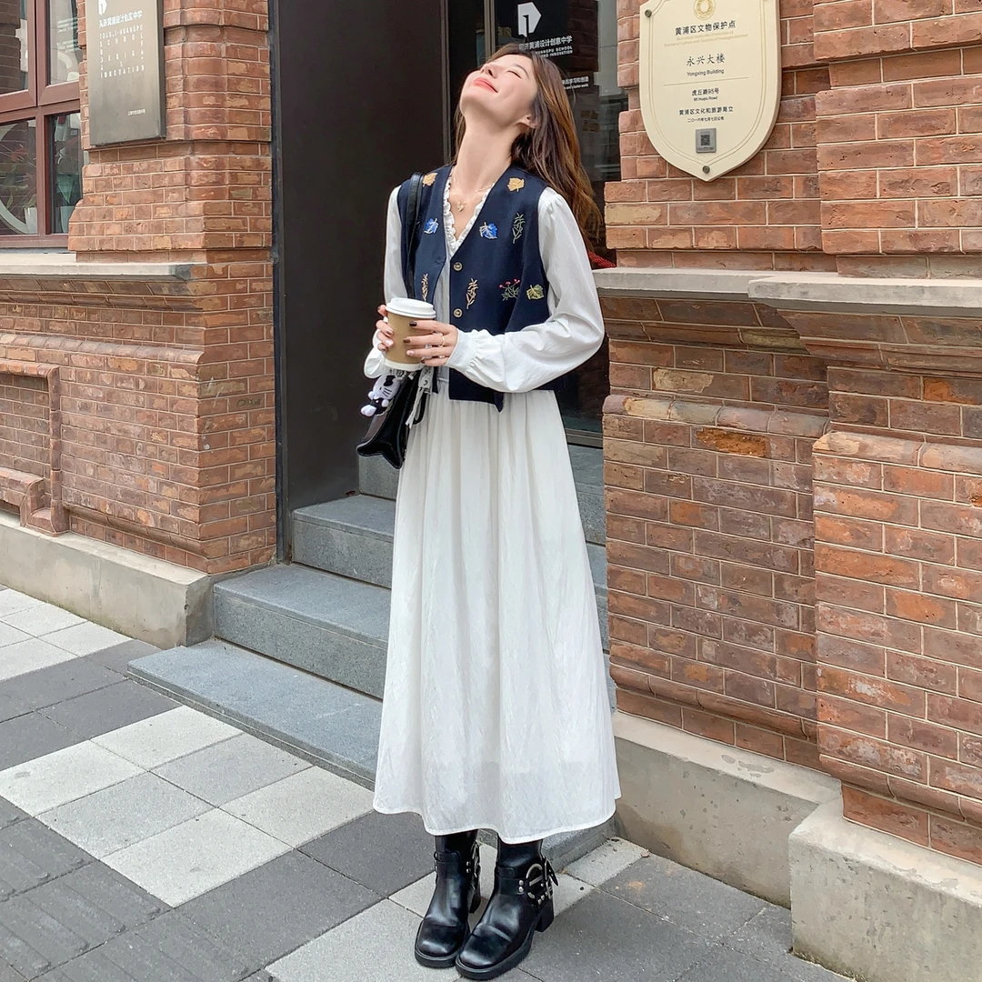 独特好看刺绣马甲套装裙女2025年早秋韩系温柔风长款连衣裙两件套