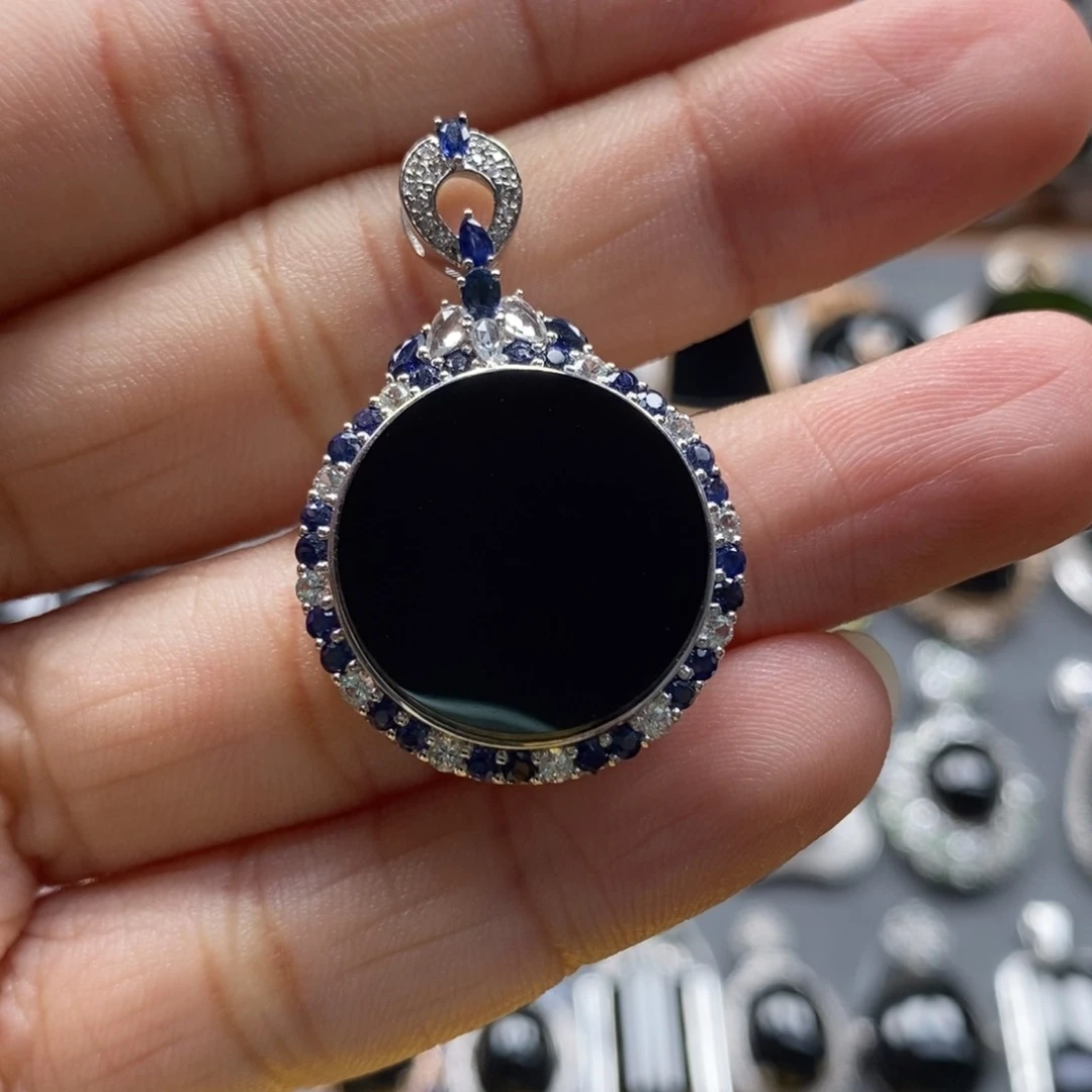 颈饰18K金镶嵌翡翠墨翠