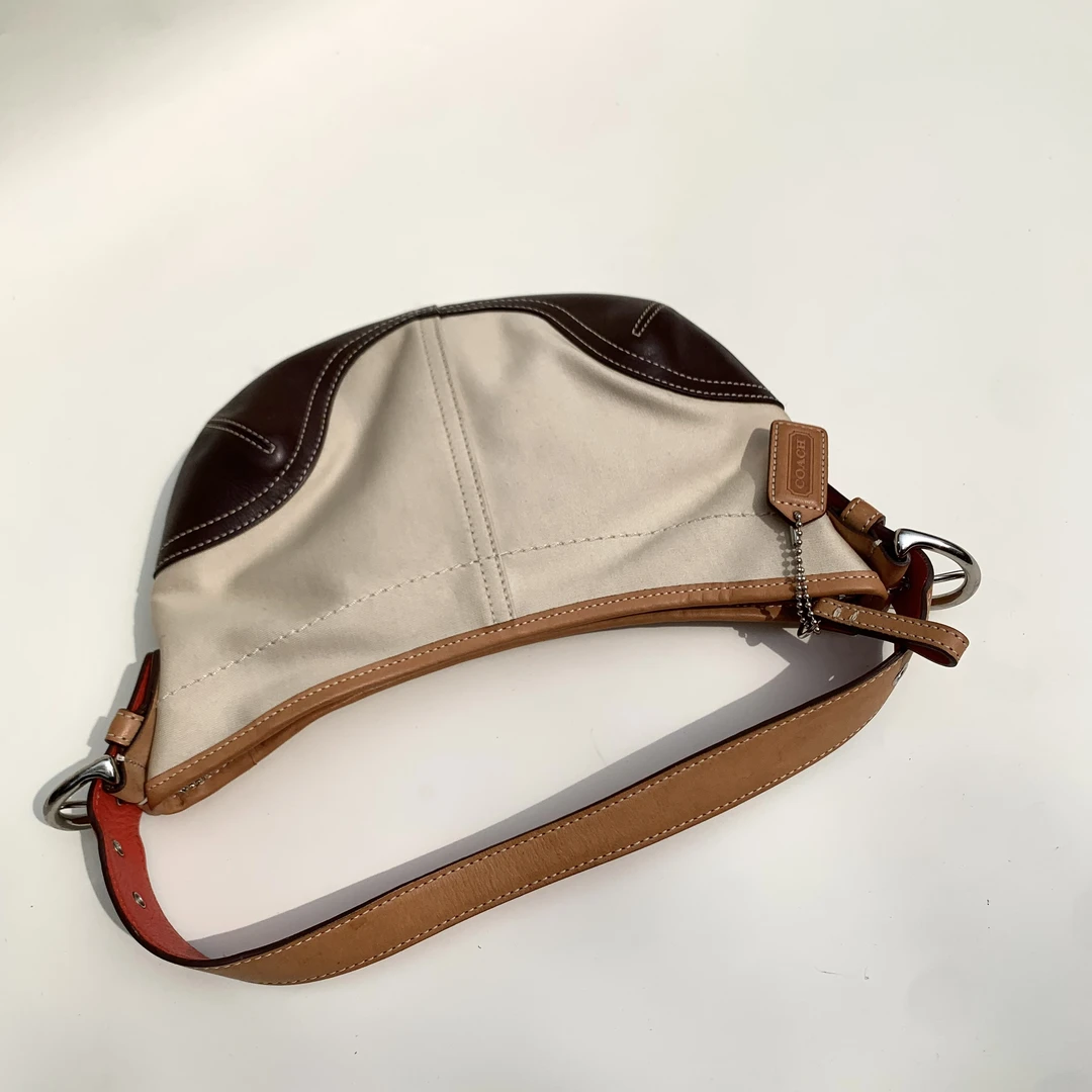 95新 COACH/蔻驰 经典百搭简约时尚复古米白色帆布单肩月牙包