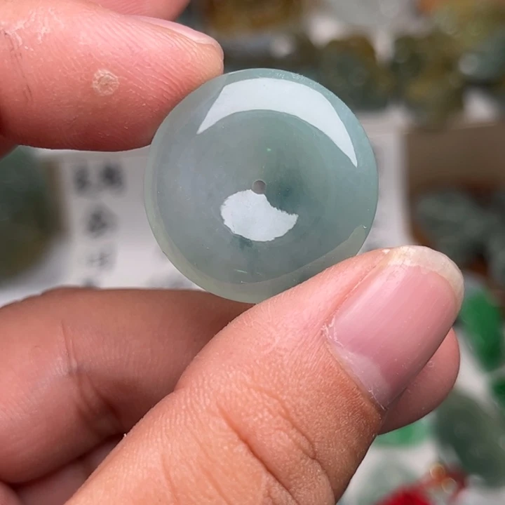 K***y翡翠未镶嵌颈饰平安扣