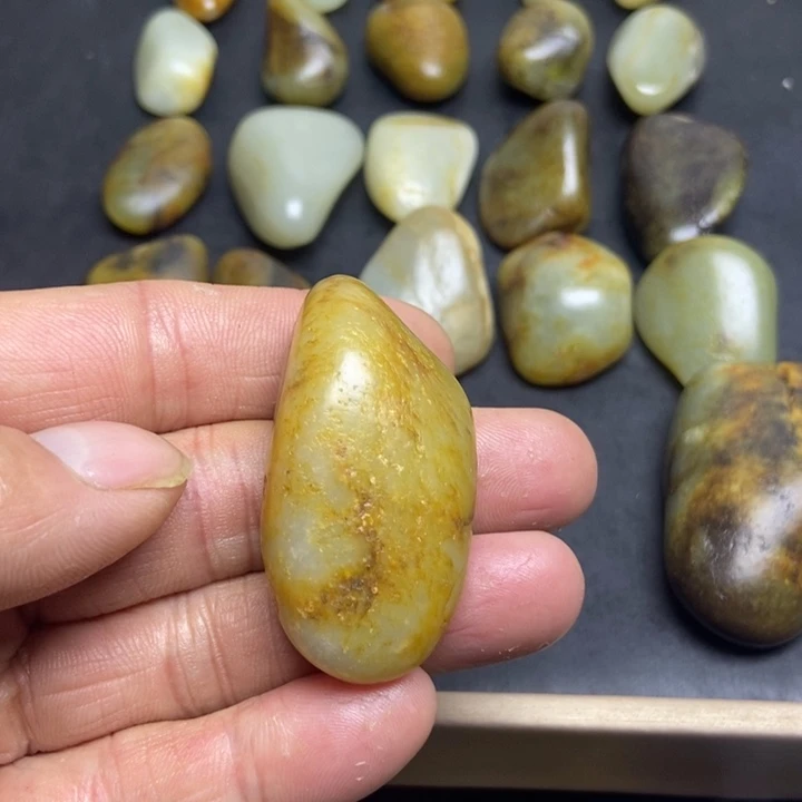温***玉和田玉（糖玉）未镶嵌珠宝奇石
