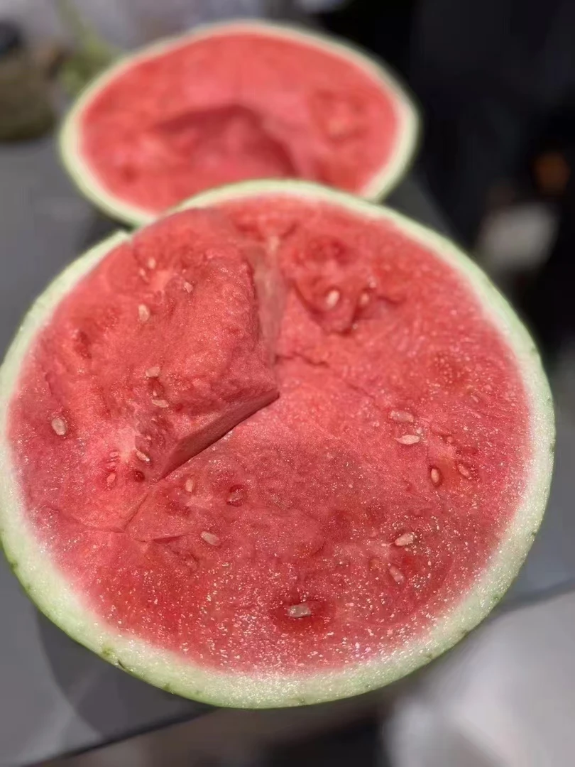 无籽西瓜饱满皮薄脆甜多汁新鲜水果