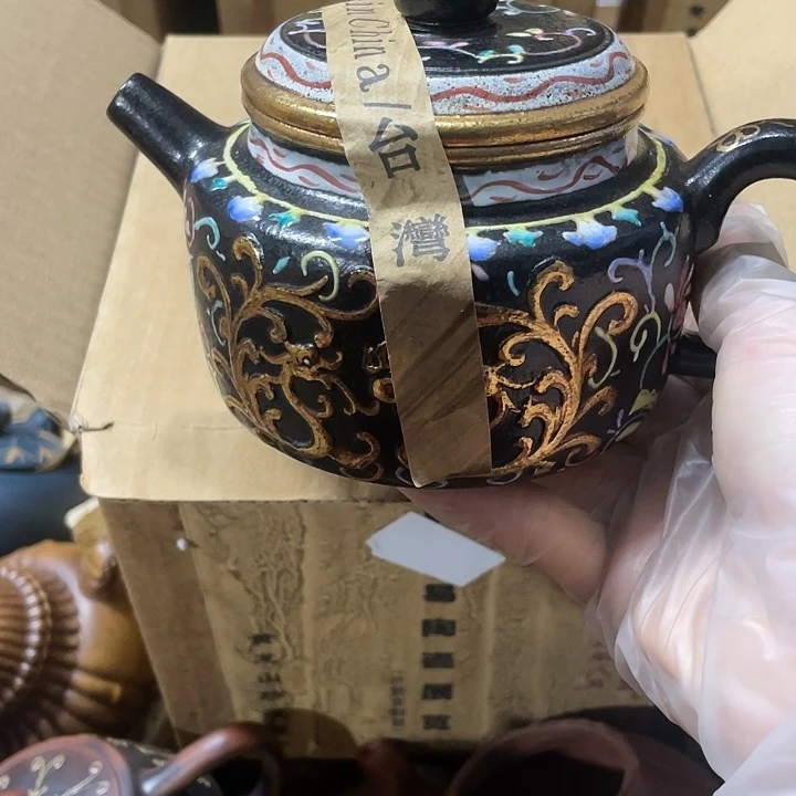 紫砂茶壶矿泥要手工制作的一把紫砂壶。