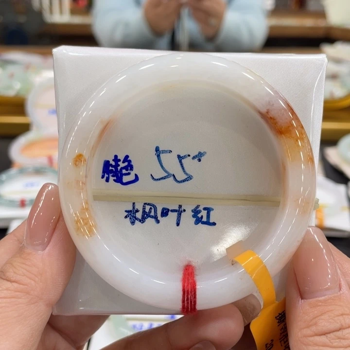 翡翠手镯未镶嵌翡翠