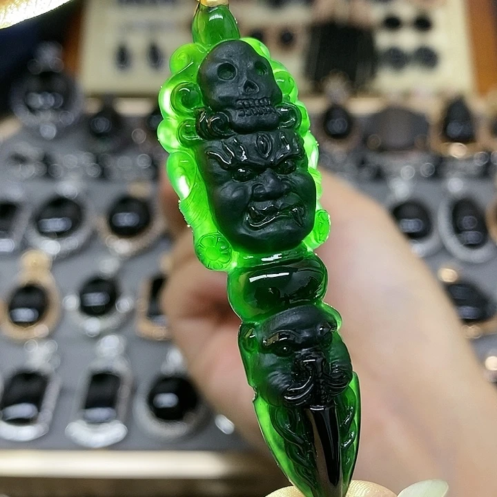 颈饰18K金镶嵌翡翠降魔杵
