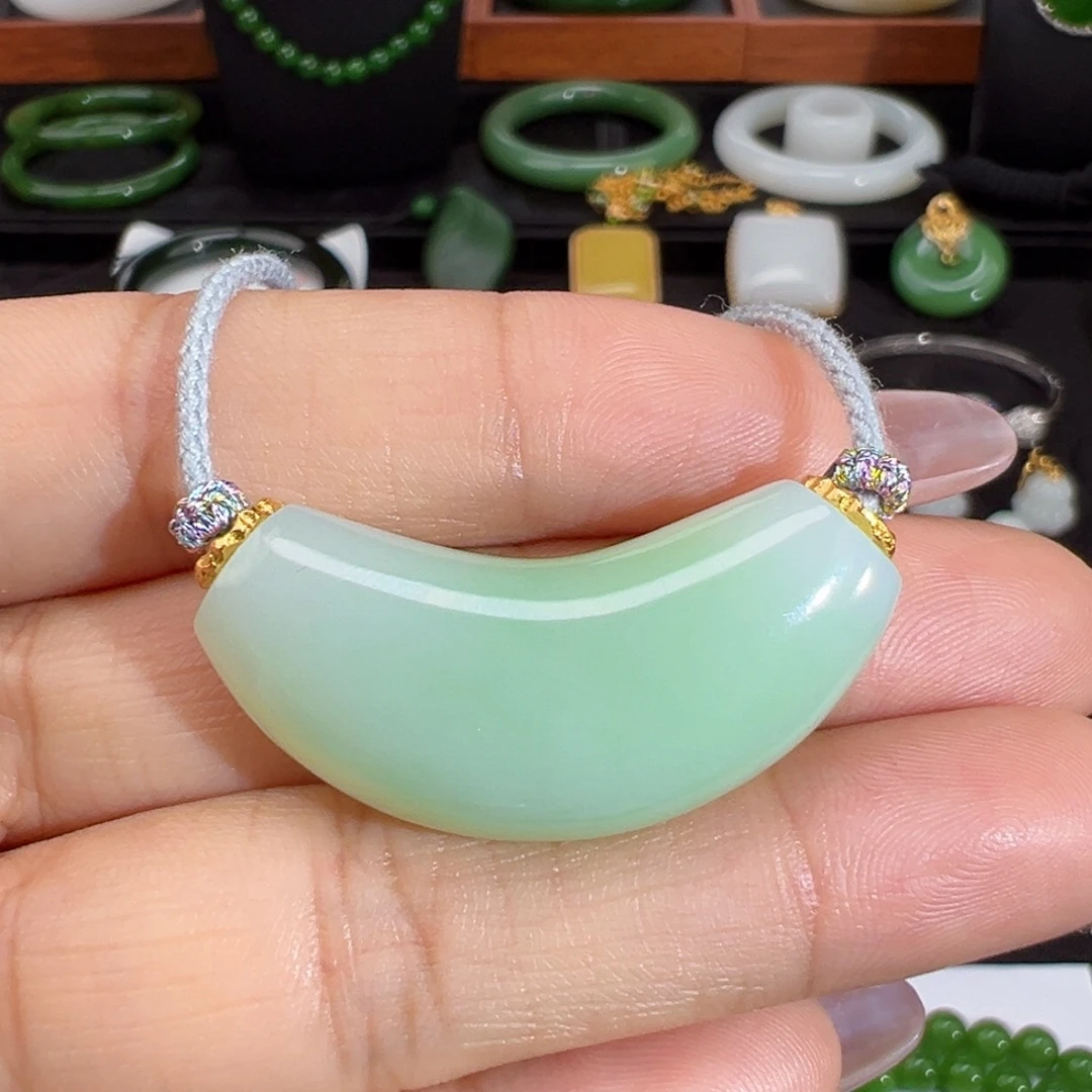 和田玉（翠青玉）未镶嵌颈饰翠青油膏胖乎乎牛角包吊坠