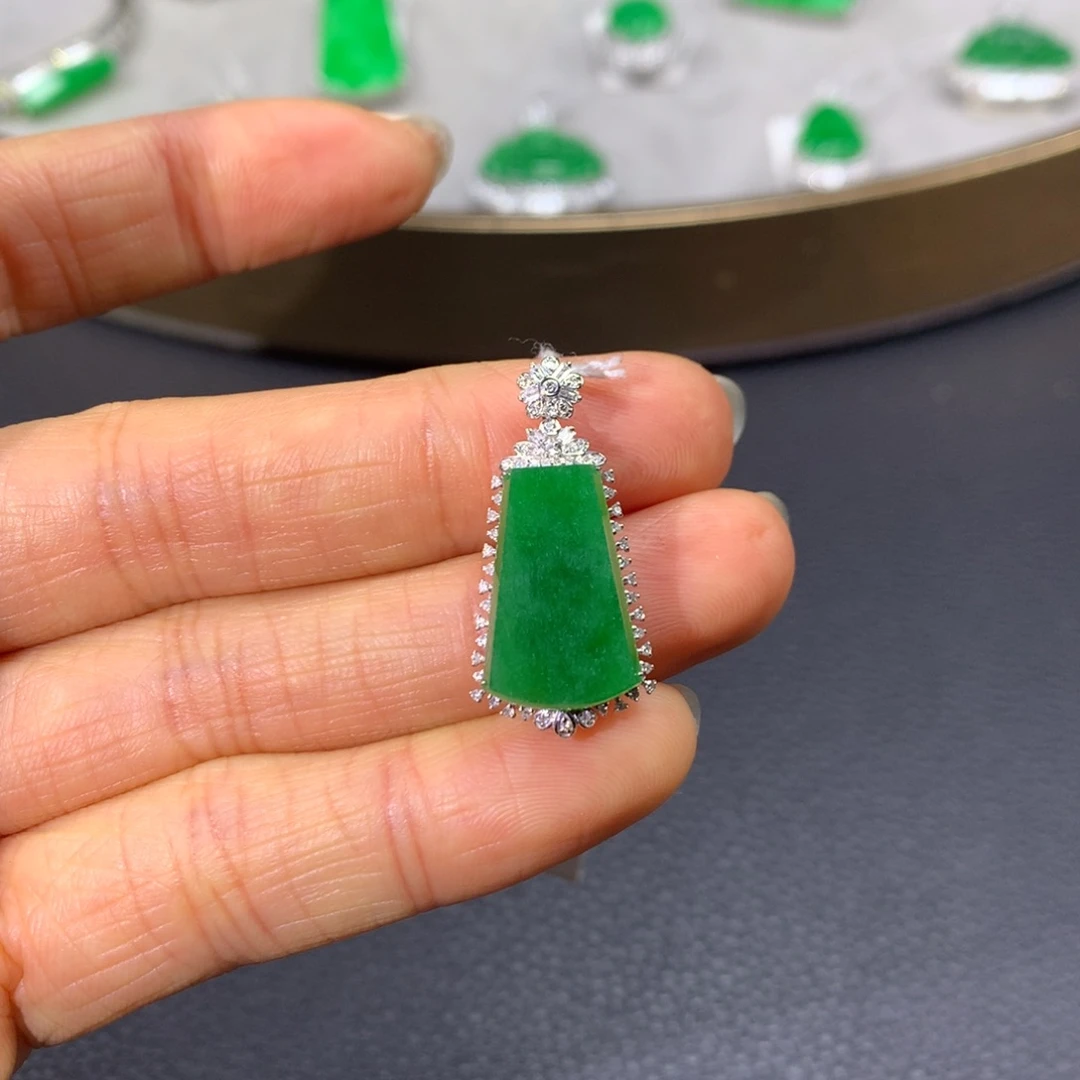 翡翠颈饰18K金镶嵌翡翠