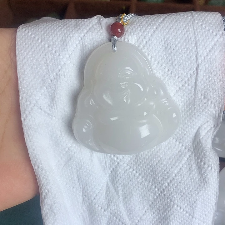 如***流石英质玉（非洲翠）未镶嵌颈饰