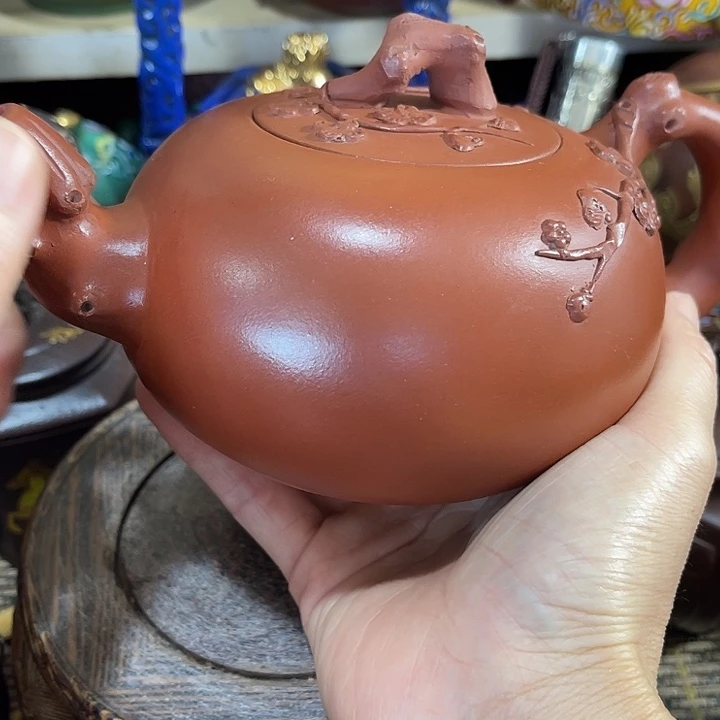 茶壶紫泥原矿泥料手工制作的一把紫砂壶。